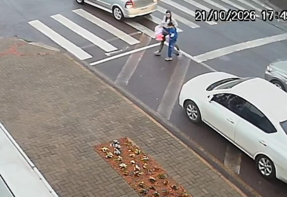 Mulher e criança escapam por pouco de atropelamento em Cascavel