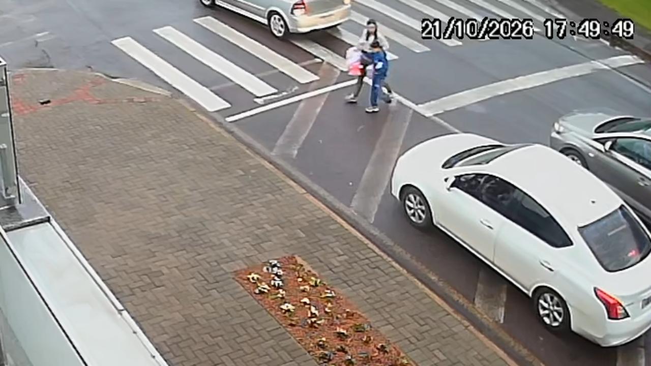 Mulher e criança escapam por pouco de atropelamento em Cascavel