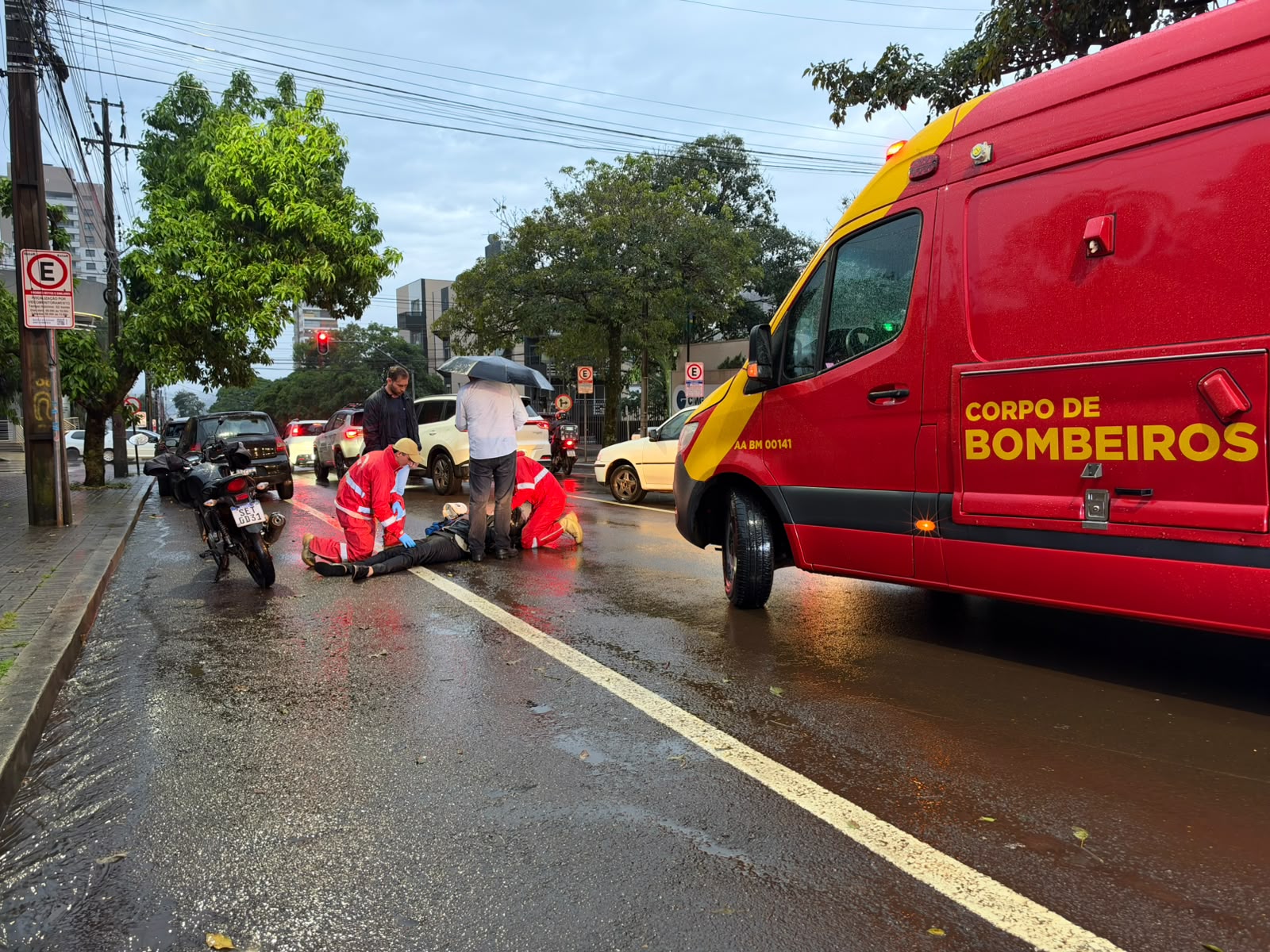 Motociclista fica ferido após colisão na traseira de carro em cruzamento no Centro de Cascavel