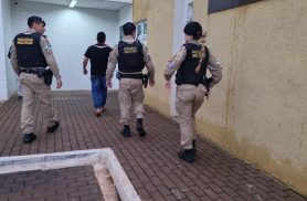 Homem é encaminhado à delegacia após dar soco na irmã durante discussão por emprego