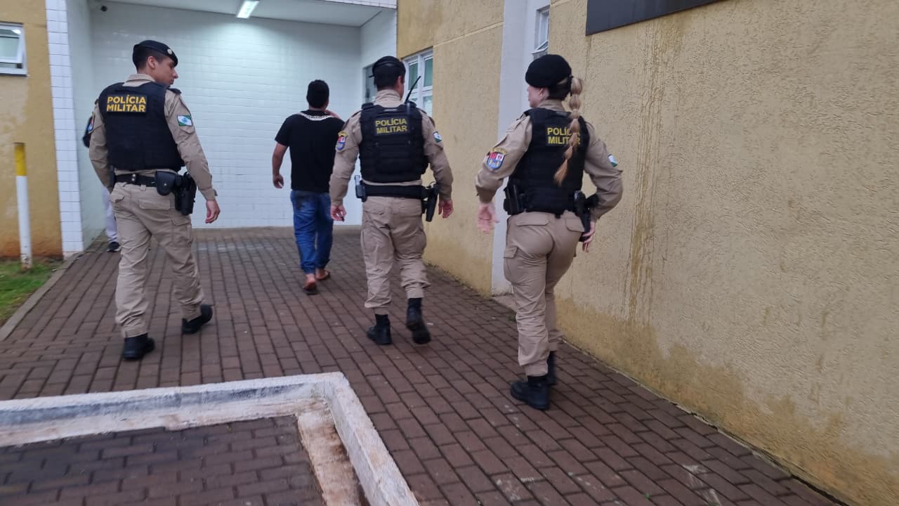 Homem é encaminhado à delegacia após dar soco na irmã durante discussão por emprego