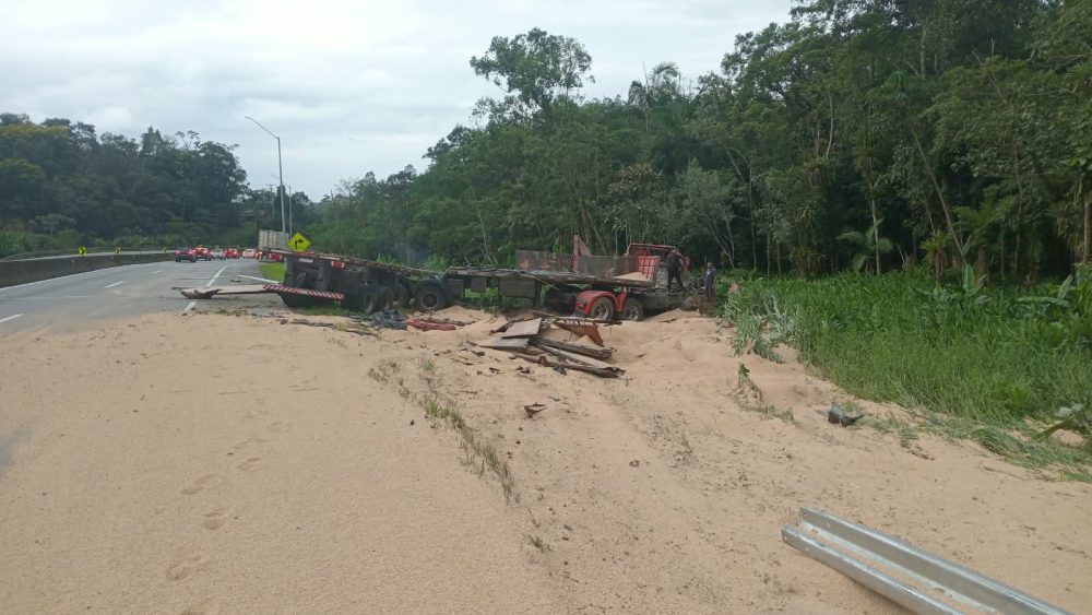 Imagem referente a Bitrem carregado com farelo de soja tomba e interdita faixa na BR-277, em Morretes