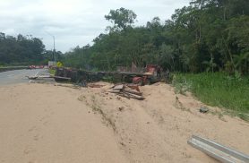Bitrem carregado com farelo de soja tomba e interdita faixa na BR-277, em Morretes