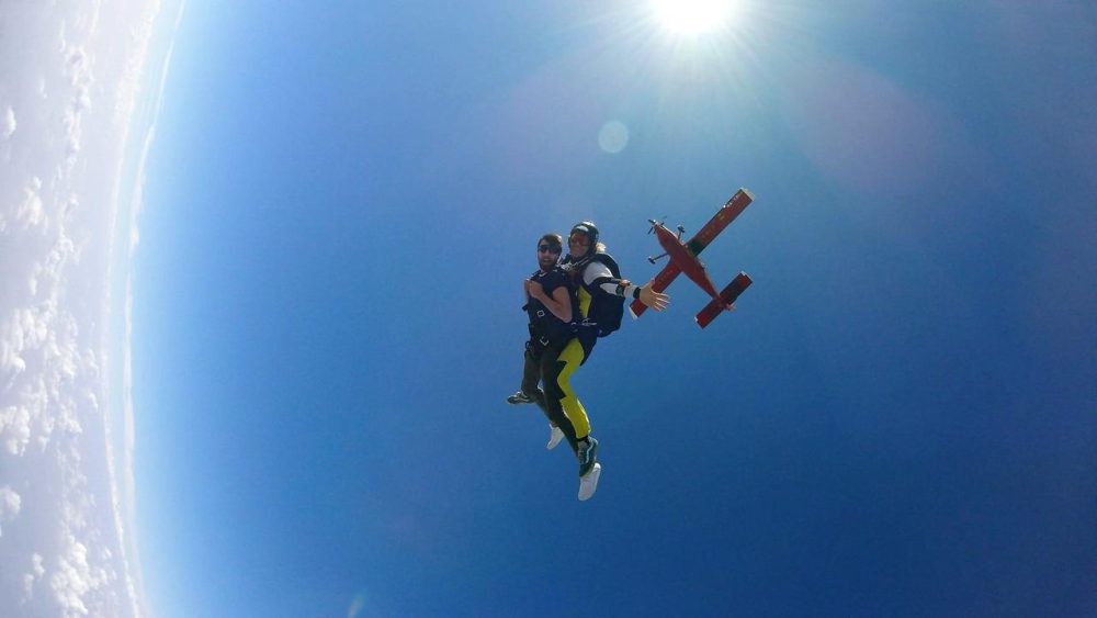 Imagem referente a Entre o céu e o chão, paraquedistas transformam adrenalina em profissão
