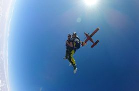 Entre o céu e o chão, paraquedistas transformam adrenalina em profissão