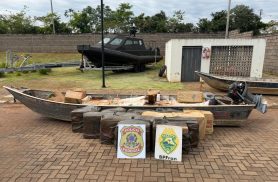 BPFRON e Polícia Federal apreendem cigarros e agrotóxicos contrabandeados no Lago de Itaipu BPFRON e Polícia Federal apreendem cigarros e agrotóxicos contrabandeados no Lago de Itaipu