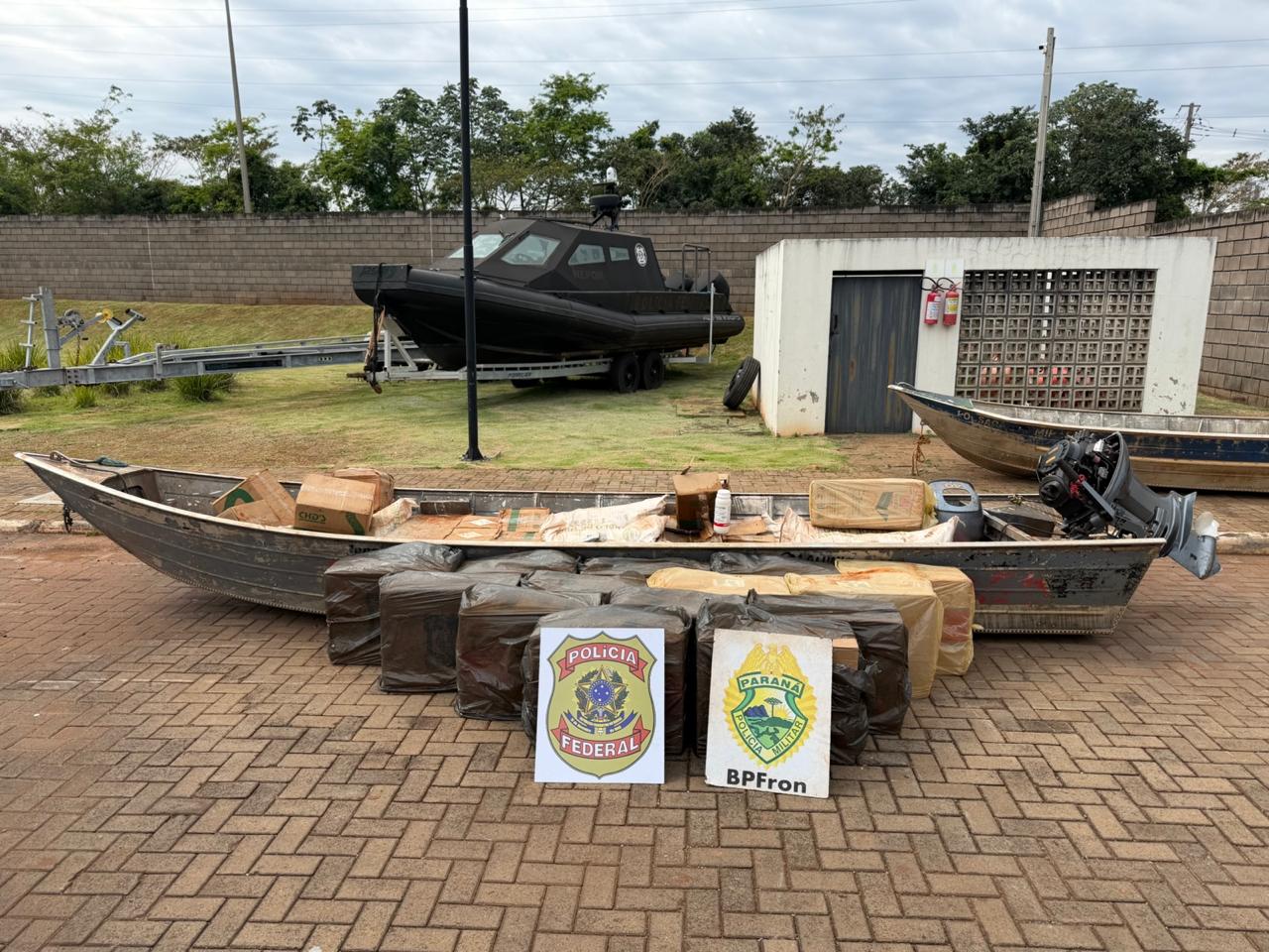 BPFRON e Polícia Federal apreendem cigarros e agrotóxicos contrabandeados no Lago de Itaipu