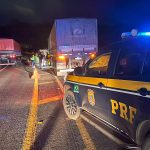Motociclista morre em acidente com carreta na BR-153 em Jacarezinho Imagem relativa a Motociclista morre em acidente com carreta na BR-153 em Jacarezinho
