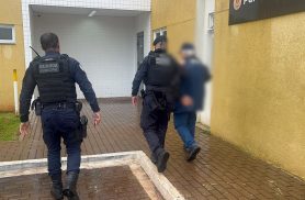 Homem perturba trabalho ao insistir em política e acaba na Delegacia Homem perturba trabalho ao insistir em política e acaba na Delegacia