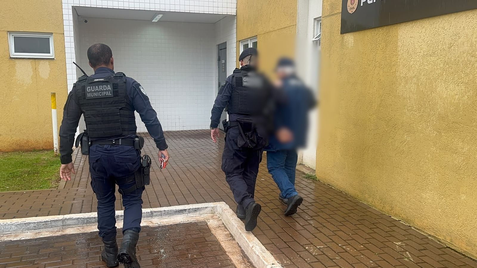 Homem perturba trabalho ao insistir em política e acaba na Delegacia