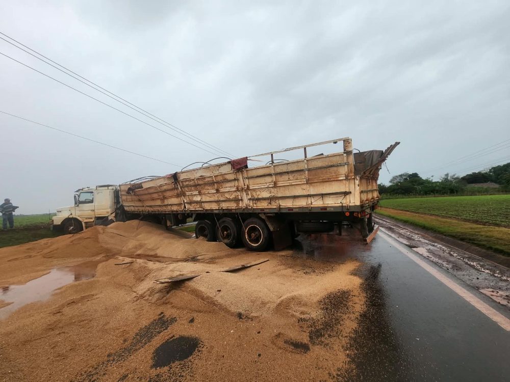 Caminhão carregado com trigo tomba na PR-495 em Pato Bragado Imagem referente a Caminhão carregado com trigo tomba na PR-495 em Pato Bragado