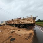 Caminhão carregado com trigo tomba na PR-495 em Pato Bragado Imagem relativa a Caminhão carregado com trigo tomba na PR-495 em Pato Bragado