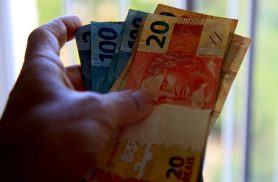 Justiça nega pedido que poderia suspender o reajuste do Bolsa Família em todo o país; piso de R$ 691 está mantido Justiça nega pedido que poderia suspender o reajuste do Bolsa Família em todo o país; piso de R$ 691 está mantido