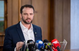 Previsão de superávit no Orçamento de 2027 está mantida, diz Durigan