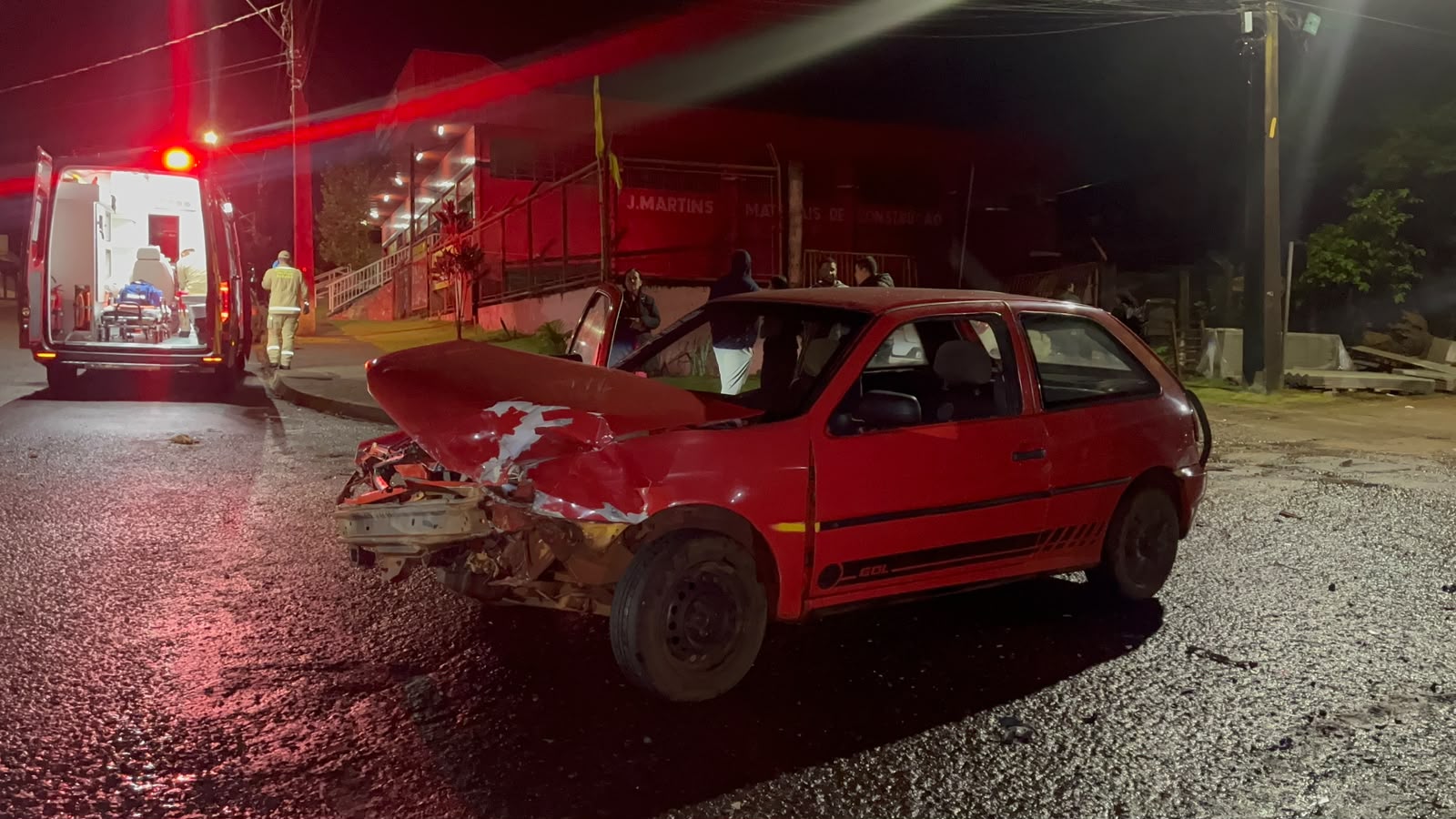 Jovem fica ferido na Rua Europa após bater o carro em cruzamento