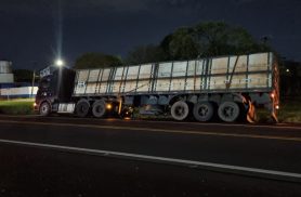 Carreta perde força durante subida na BR-277 e tomba ao tentar acessar acostamento em Cascavel