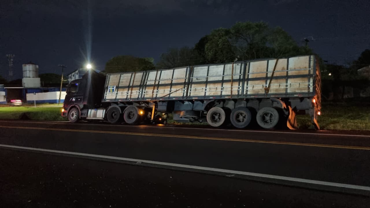 Carreta perde força durante subida na BR-277 e tomba ao tentar acessar acostamento em Cascavel