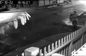 Vídeo de câmera de segurança do forte impacto que deixou jovem ferido na Rua Europa, em Cascavel