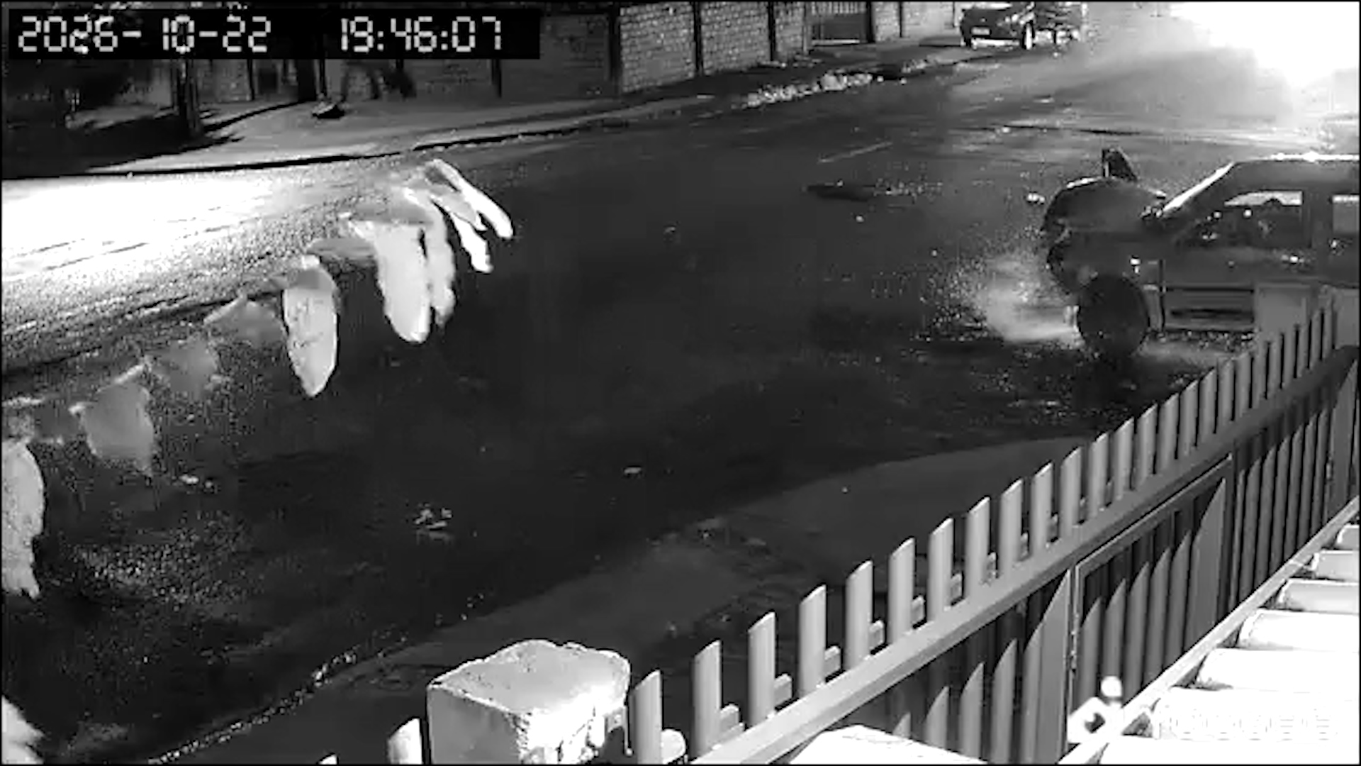 Vídeo de câmera de segurança do forte impacto que deixou jovem ferido na Rua Europa, em Cascavel