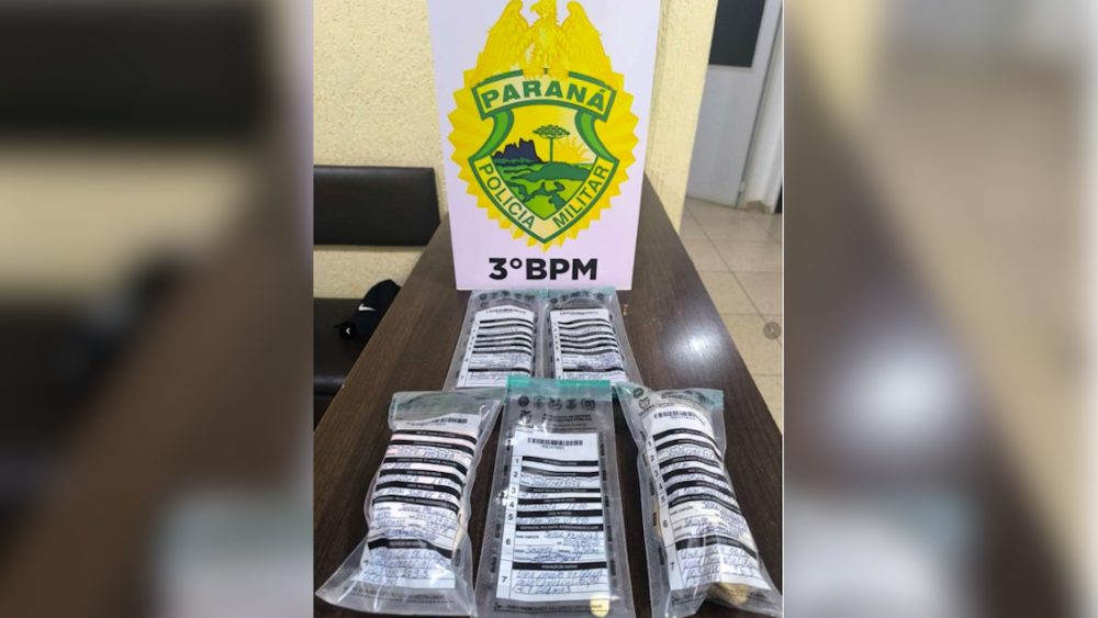 Polícia prende mulher e apreende menor no Bairro Alvorada, por tráfico de drogas em Pato Branco Imagem referente a Polícia prende mulher e apreende menor no Bairro Alvorada, por tráfico de drogas em Pato Branco