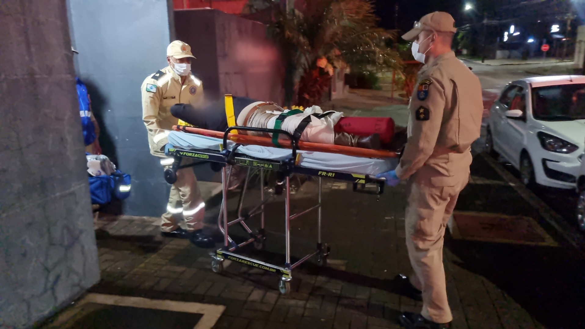 Idosa de 76 anos sofre possível fratura no fêmur após queda em apartamento no Centro de Cascavel