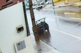 Imagens mostram como VW Gol foi furtado em plena luz do dia, em Cascavel Imagens mostram como VW Gol foi furtado em plena luz do dia, em Cascavel