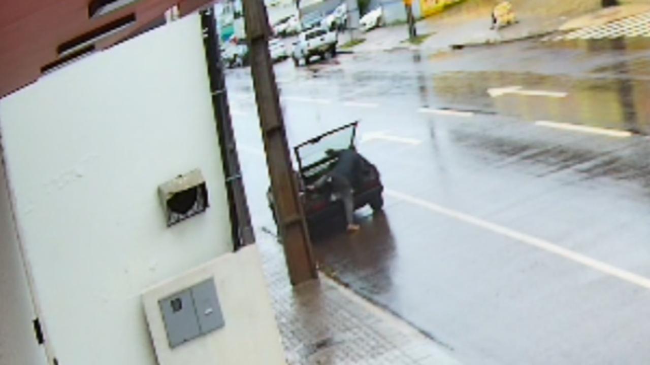 Imagens mostram como VW Gol foi furtado em plena luz do dia, em Cascavel