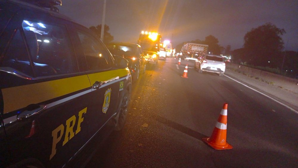 Acidente fatal na BR-376 bloqueia faixas no sentido São Paulo, na Grande Curitiba Imagem referente a Acidente fatal na BR-376 bloqueia faixas no sentido São Paulo, na Grande Curitiba