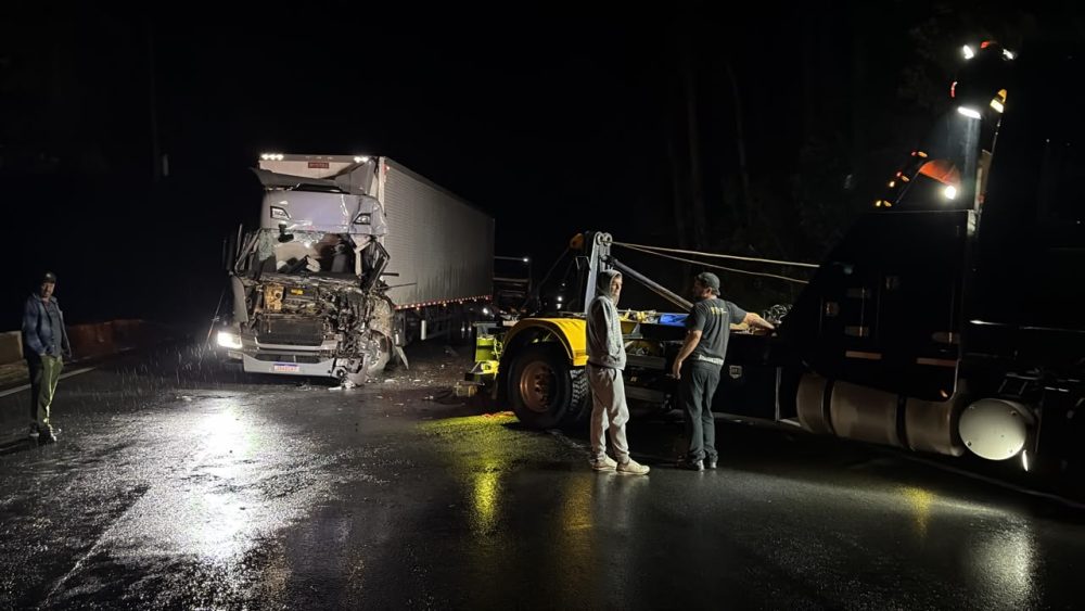 Imagem referente a Colisão traseira no km 43 da BR-116 deixa uma vítima grave