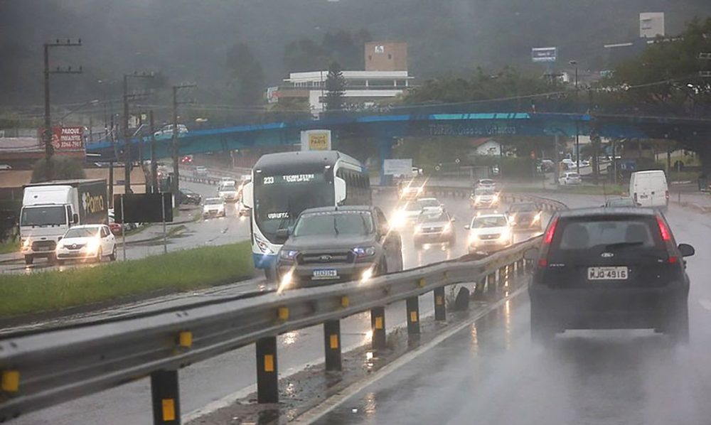 Frente fria leva tempestades e granizo ao centro-sul do país Imagem referente a Frente fria leva tempestades e granizo ao centro-sul do país