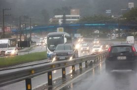 Frente fria leva tempestades e granizo ao centro-sul do país