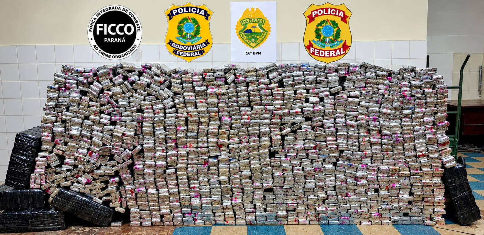 Caminhão com mais de uma tonelada de maconha é apreendido na BR-277