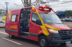Acidente entre moto e carro deixa mulher ferida na Avenida Rocha Pombo, em Cascavel Acidente entre moto e carro deixa mulher ferida na Avenida Rocha Pombo, em Cascavel