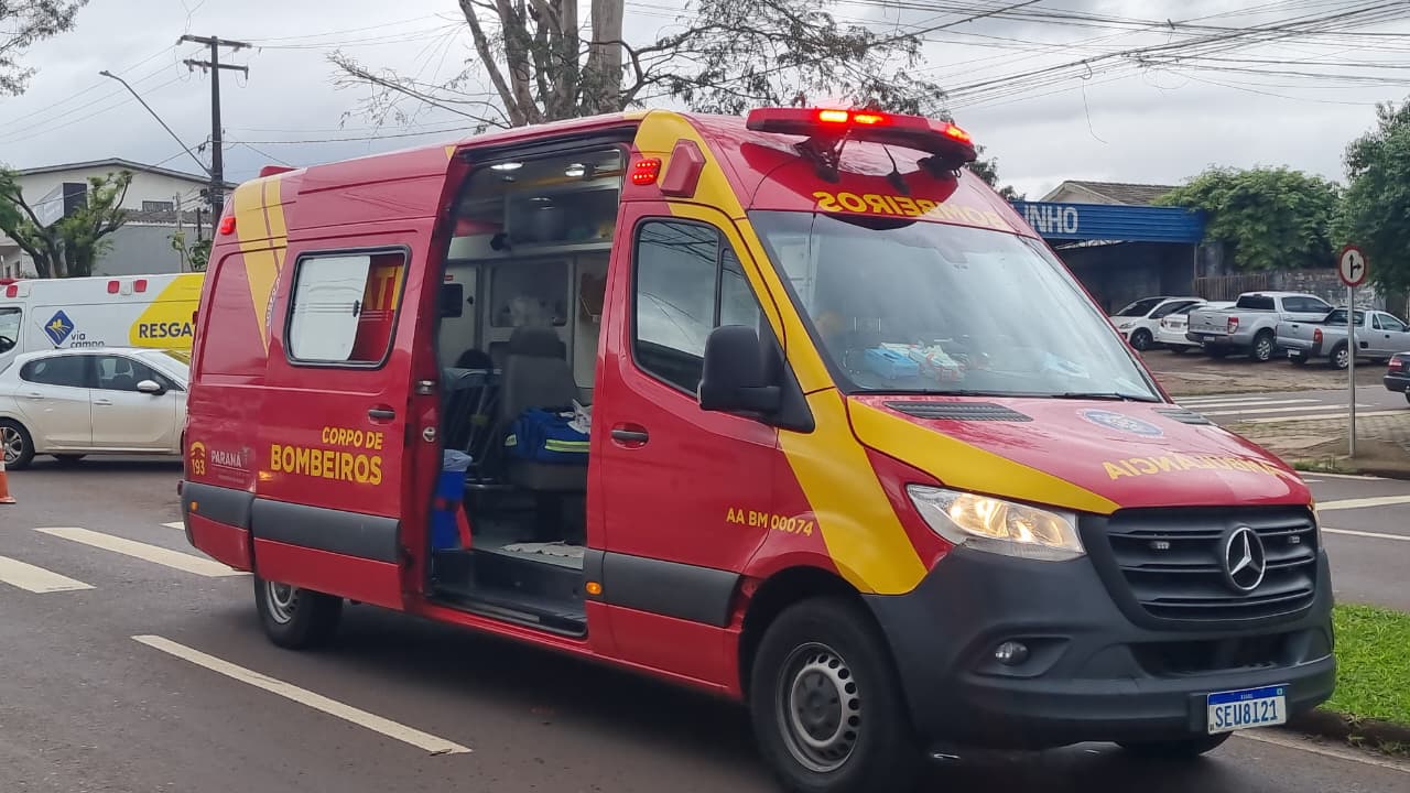 Acidente entre moto e carro deixa mulher ferida na Avenida Rocha Pombo, em Cascavel