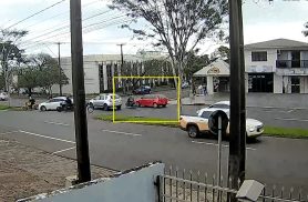 Câmera registra acidente entre moto e Gol que deixou mulher ferida na Avenida Rocha Pombo