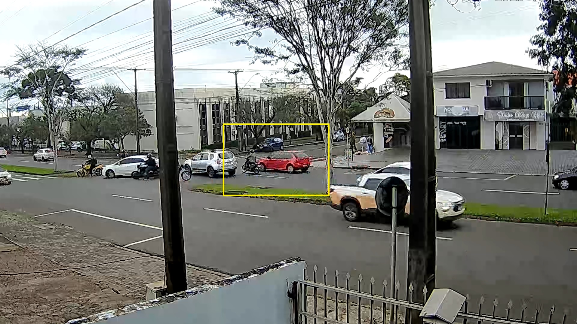 Câmera registra acidente entre moto e Gol que deixou mulher ferida na Avenida Rocha Pombo