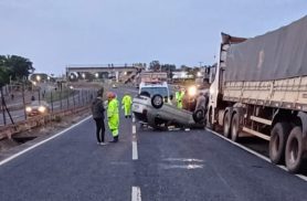 Capotamento de Fiat Palio deixa dois homens em estado grave na BR-376 em Mandaguaçu