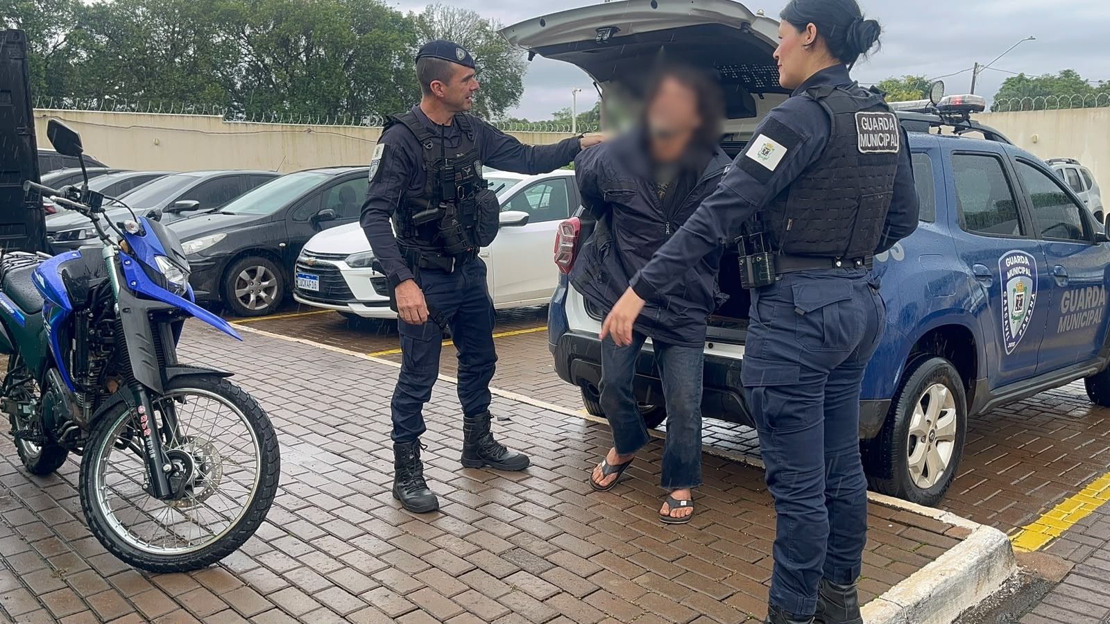 Fumando e bebendo no Terminal Oeste, homem desobedece ordens da GM e acaba na Delegacia