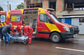 Homem é socorrido com fratura no cotovelo após cair de andaime