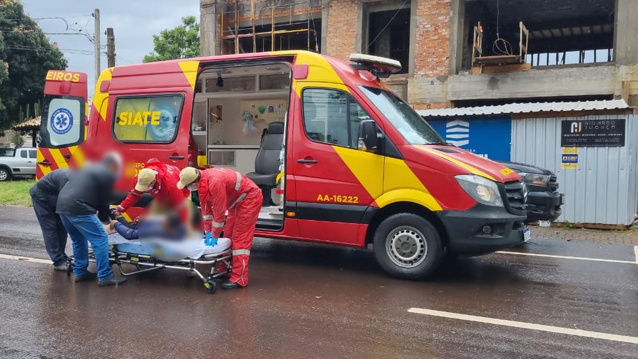 Homem é socorrido com fratura no cotovelo após cair de andaime