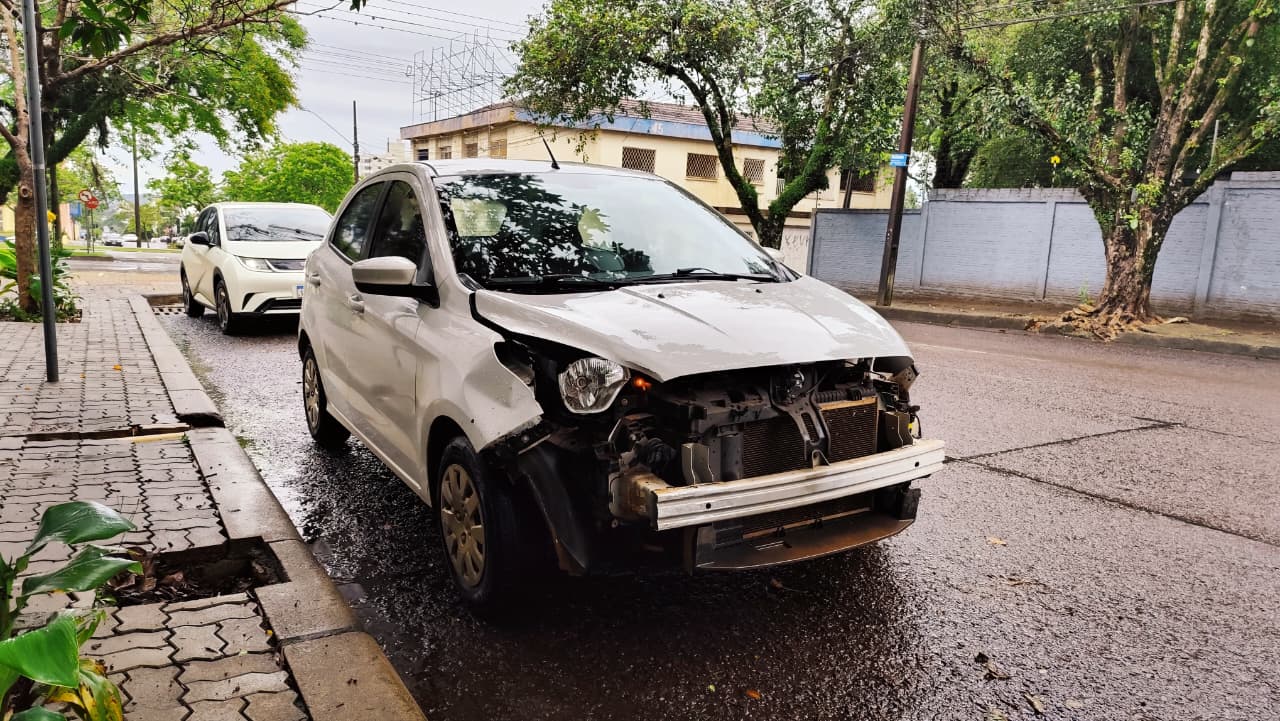 Acidente entre Ka e BYD é registrado no Centro de Cascavel