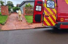 Vítima é socorrida após queda em residência no bairro Floresta, em Cascavel