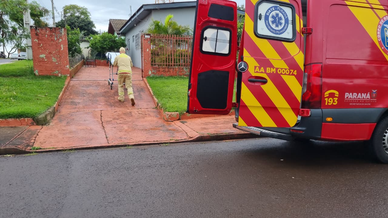 Vítima é socorrida após queda em residência no bairro Floresta, em Cascavel