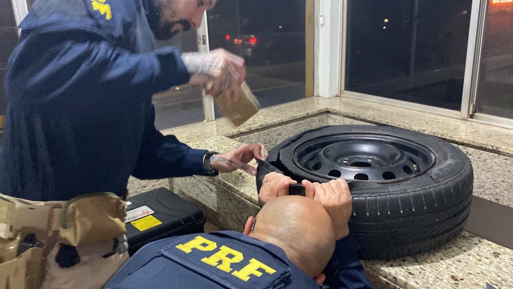 PRF apreende quase 6 kg de drogas em veículo na BR-277, em Santa Terezinha de Itaipu Imagem referente a PRF apreende quase 6 kg de drogas em veículo na BR-277, em Santa Terezinha de Itaipu