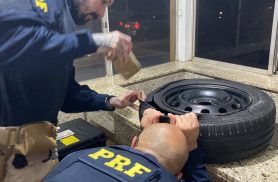 PRF apreende quase 6 kg de drogas em veículo na BR-277, em Santa Terezinha de Itaipu