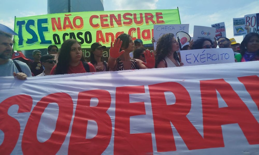 Caso Ana Clara: ativistas protestam no TSE contra decisão de Mendonça Imagem referente a Caso Ana Clara: ativistas protestam no TSE contra decisão de Mendonça