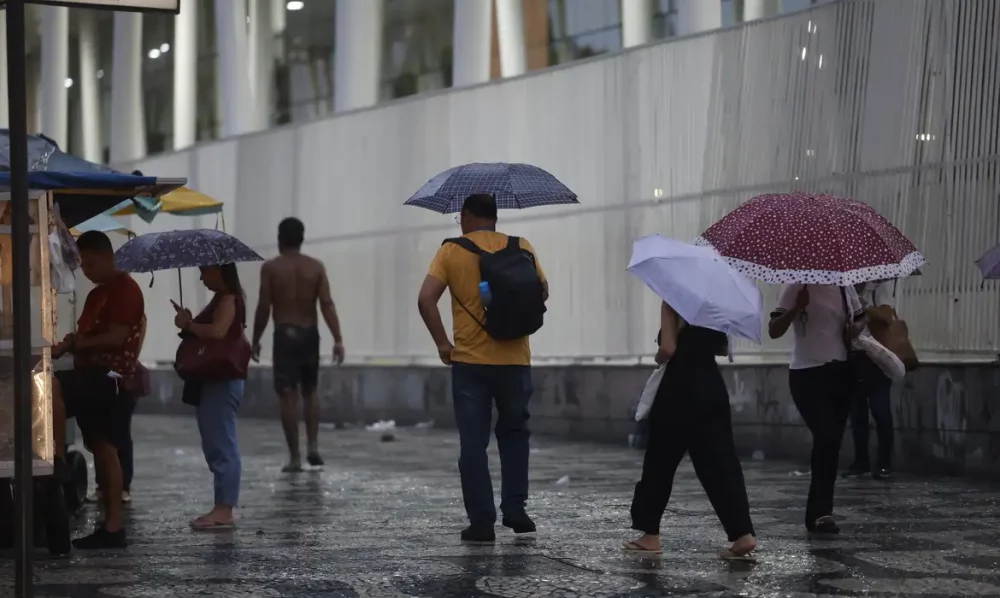 Imagem referente a Chuva deve prevalecer no domingo de eleições no Rio