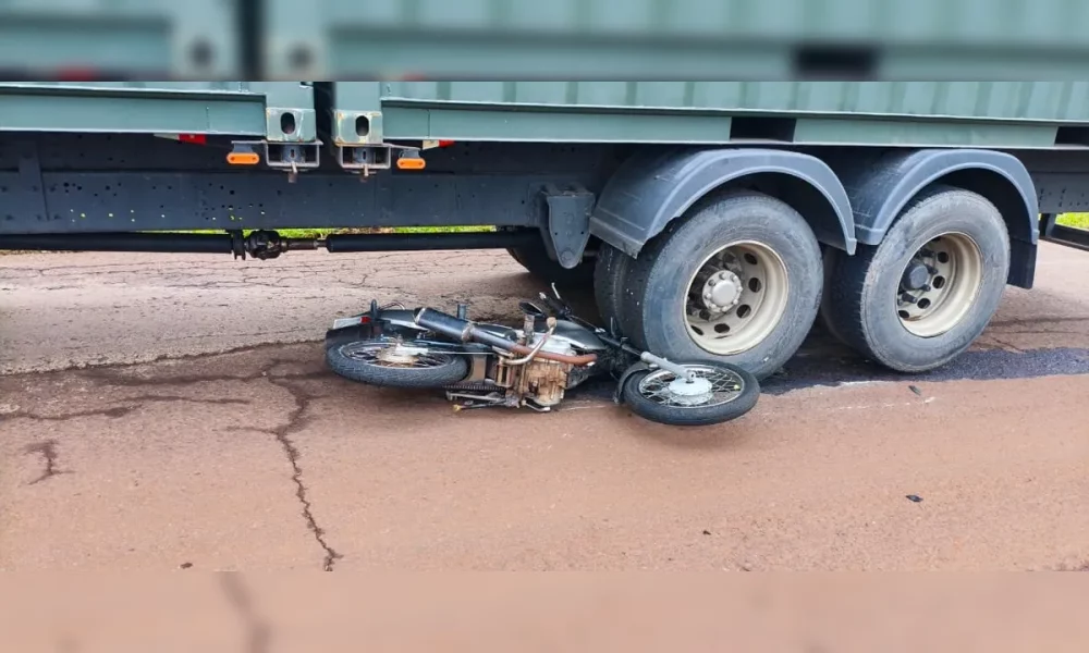 Imagem referente a Moto para embaixo de caminhão após colisão, em Apucarana