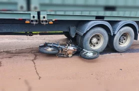 Moto para embaixo de caminhão após colisão, em Apucarana