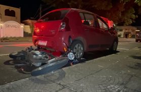 Acidente no Centro de Cascavel deixa motociclista ferido na Rua Presidente Kennedy